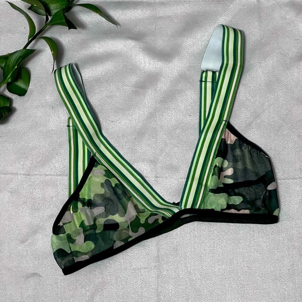 Extra small/small true to size army patterned bra.